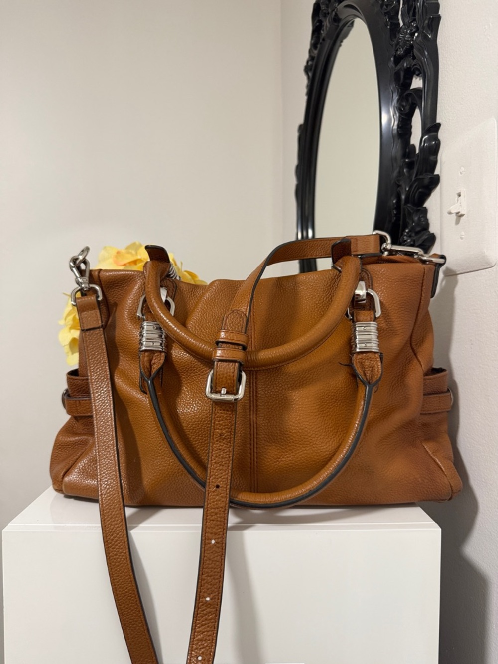 S-zone FINAL SALE 💃🏼💃🏼💃🏼🎀Structured Pebbled Shoulder Bag in Cognac